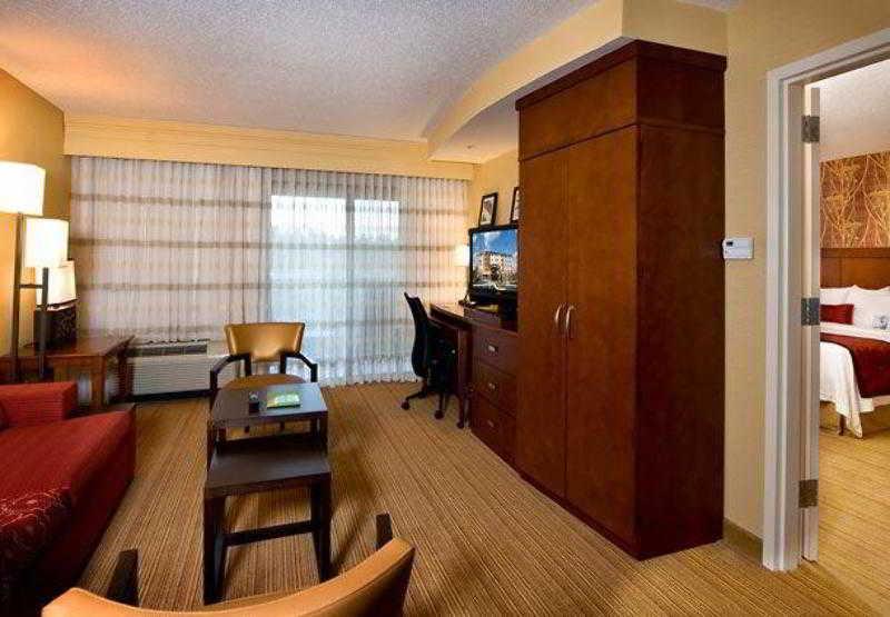 Courtyard By Marriott Atlanta Buford Mall Of Georgia Стая снимка